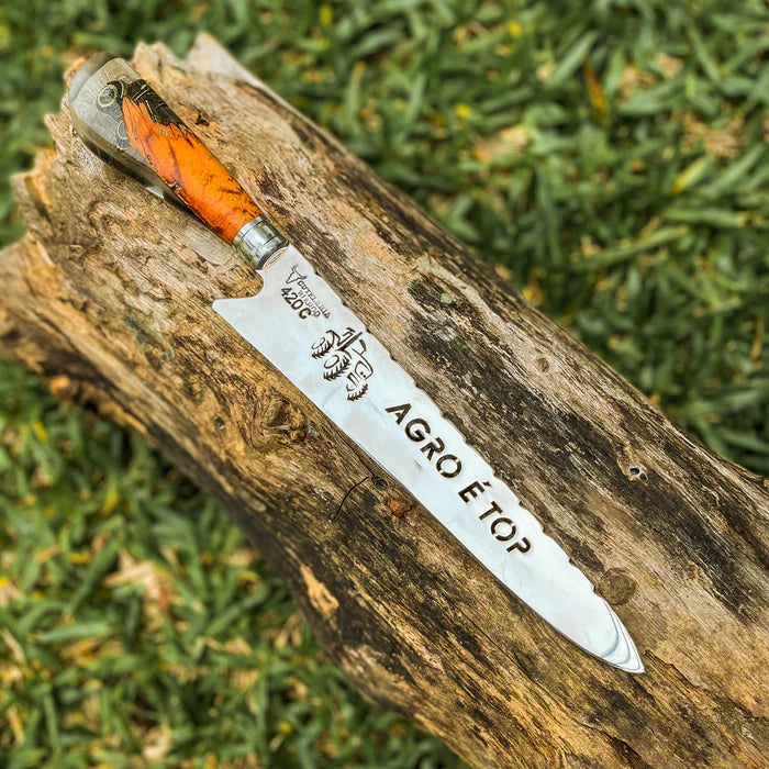 Faca Artesanal para Churrasco - Modelo Agro é Top com Cabo c/ pingente trator + Case especial em couro